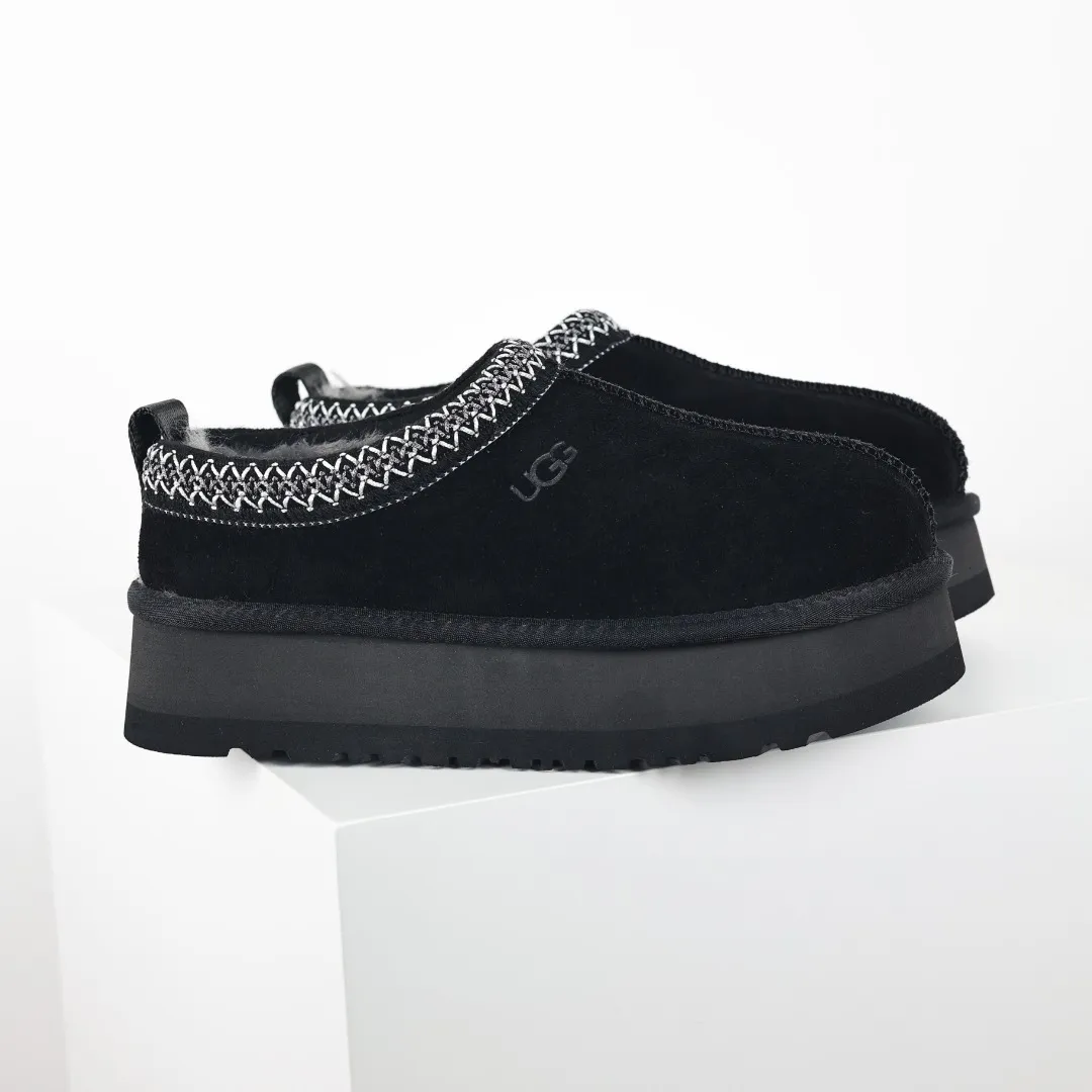 Pick up locally 💰460 The core recommendation is good price E4 UGG Tats series thick model Muller style toe-cap 5CM half slippers Ethnic style autumn and winter snow boots High-quality sheepskin fleece insulation and heat lock Made of TPU molded suede upper material Built-in artificial curly wool plush lining and 10mm UGGPURE™ implanted wool lining and removable UGGPURE™ implanted wool insole Lightweight, non-slip and comfortable rubber outsole with brand logo and trademark. Comes with complete packaging. Size: 35 36 37 38 39 40. It is recommended to choose one size larger.
